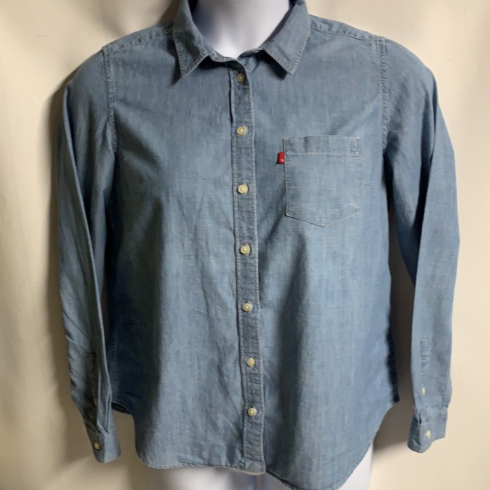 Levi’s classic fit women’s blue chambray long sleeves button down denim shirt.